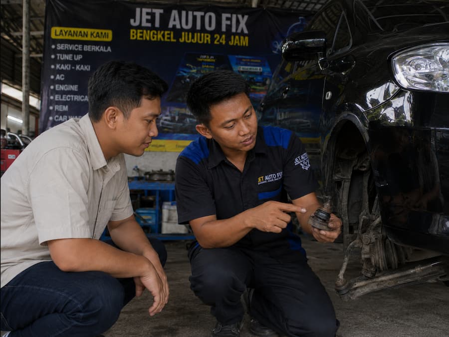Mekanik Bengkel Beres menjelaskan hasil pemeriksaan kepada customer